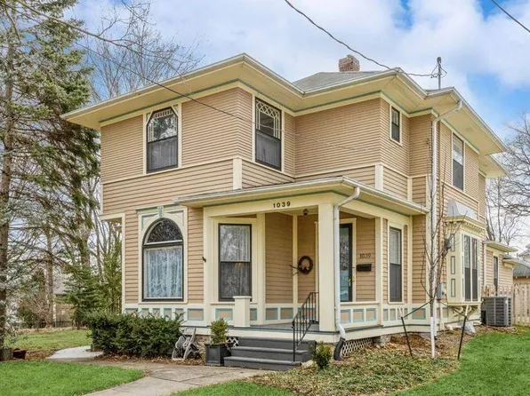 1039 E College St, Iowa City, IA 52240