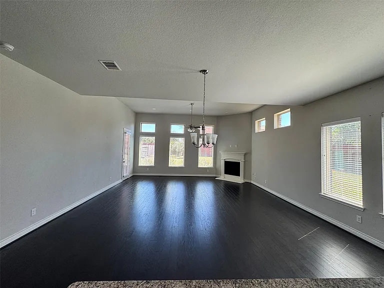 5231 Pickford Grv — Photo 8