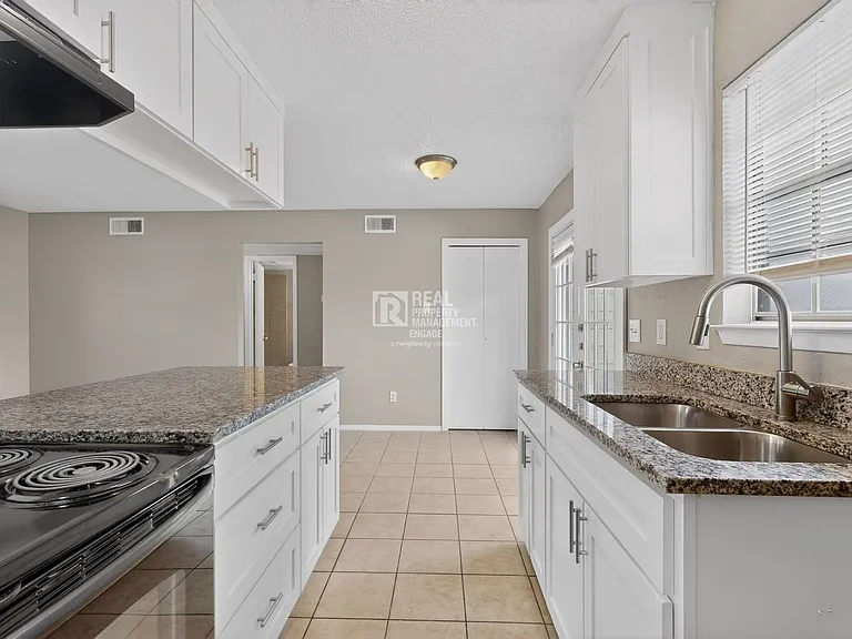 8024 Cambridge Cir — Photo 16