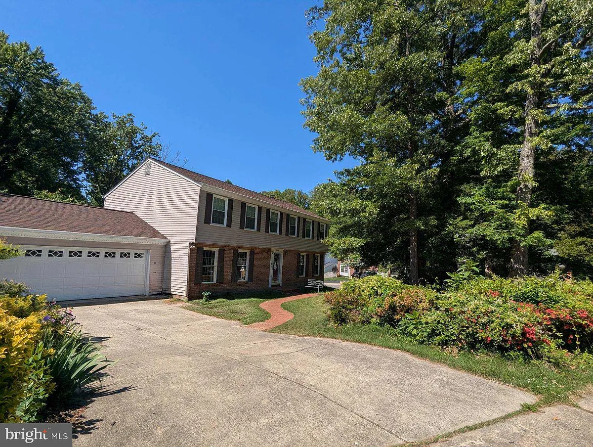 Building Photo - 15900 Fairway Dr