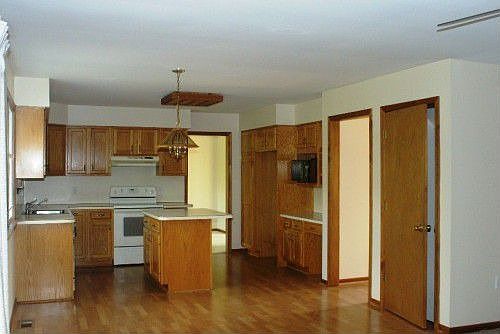 3rd image of 419 Boxwood Ln