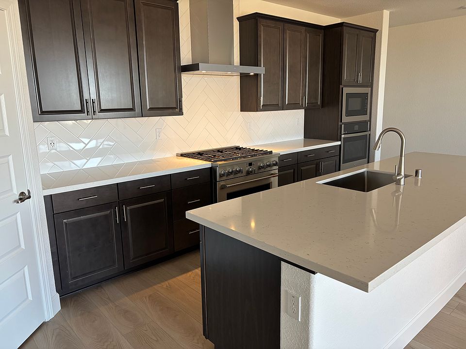 CHEF KITCHEN WITH ALL UPGRADED COOKING AND KITCHEN APPLIANCES. SEATING SOCIAL BAR AREA.