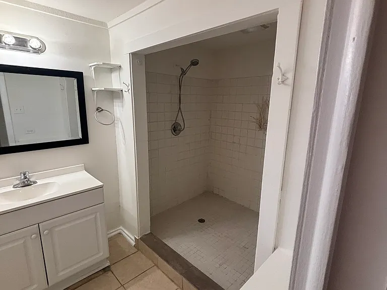 2571 NE Palm Ave #C — Photo 4