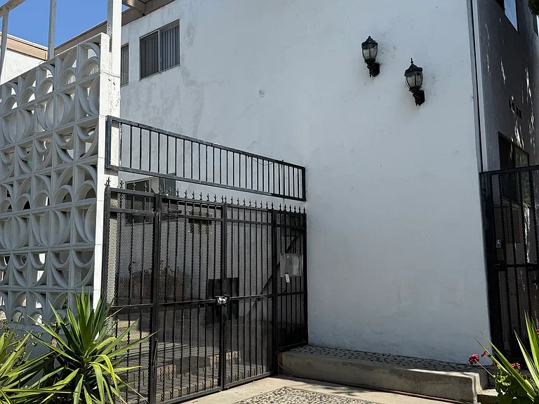 17830 Magnolia Blvd #11 — Photo 10