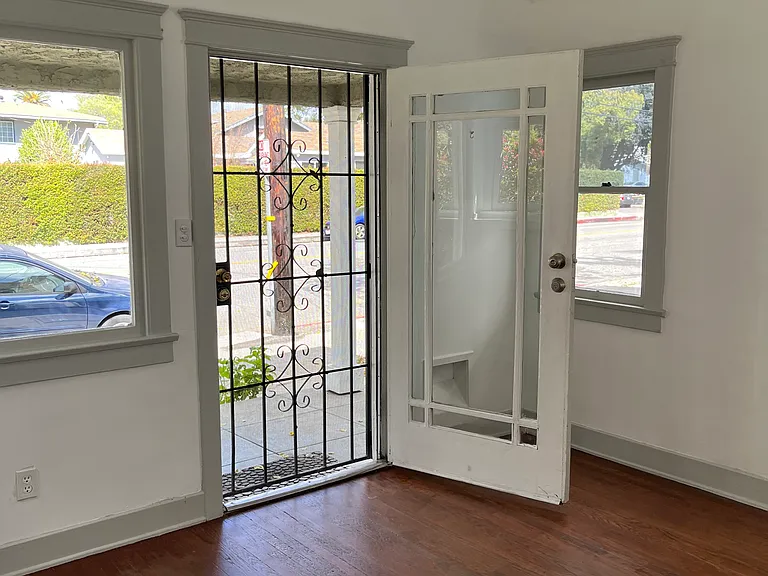 340 W Chevy Chase Dr #340 — Photo 4