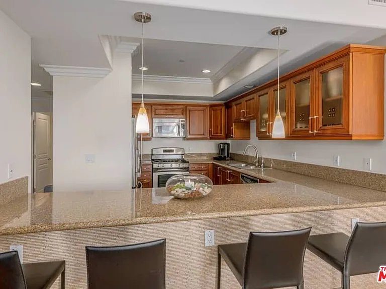 10617 Eastborne Ave #Penthouse 2 — Photo 5