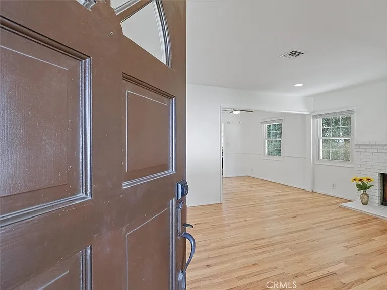 15460 Sylvan St — Photo 5