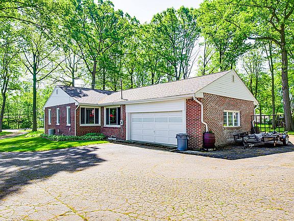 Dual enterance 2 car garage