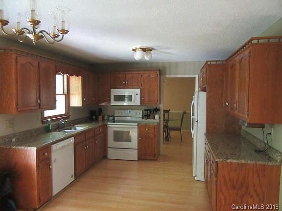 3rd image of 310 Inglewood Dr