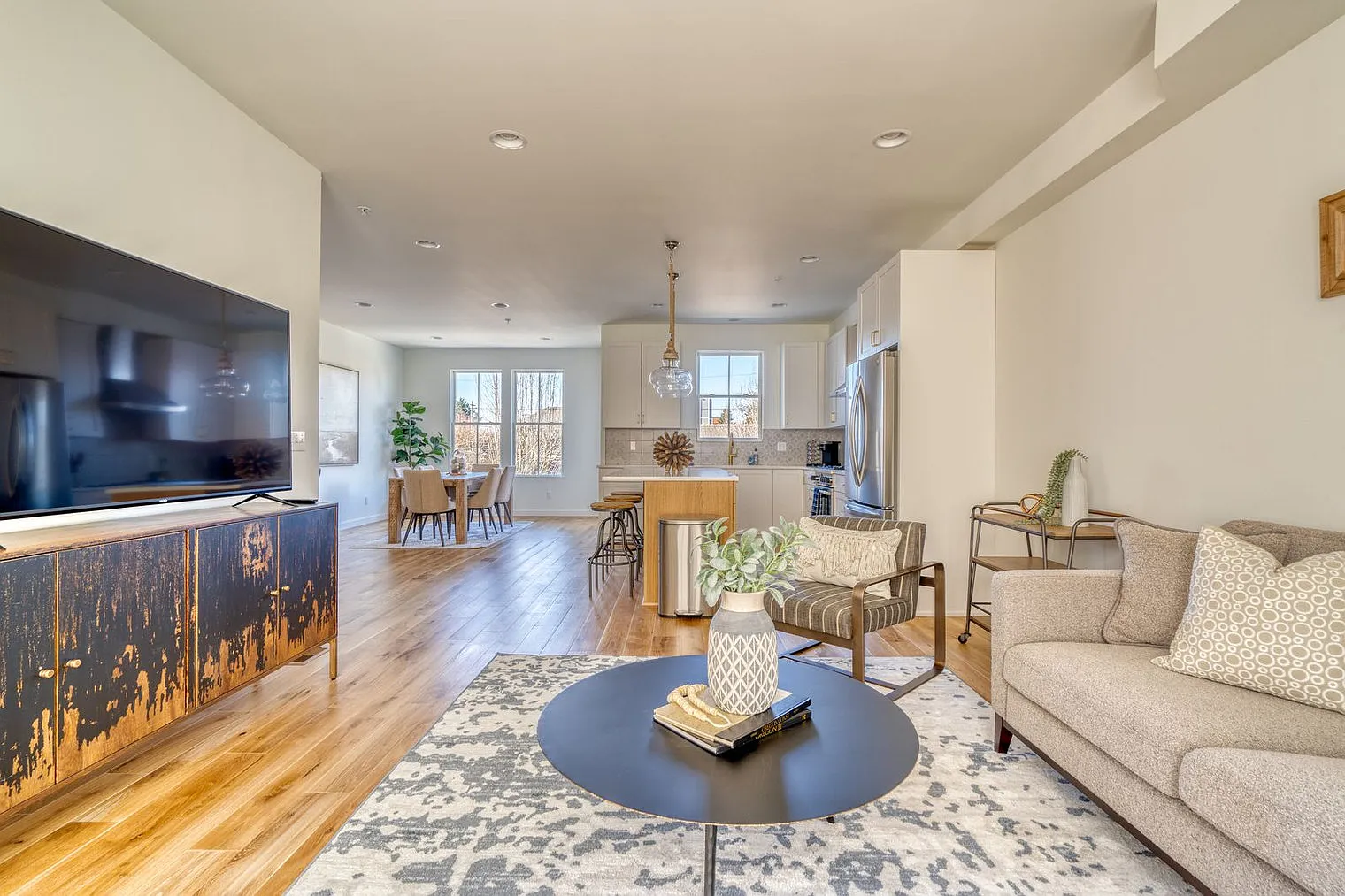 2 bed, 2.0 bath, 2045 sqft, $4,081 — Photo 3