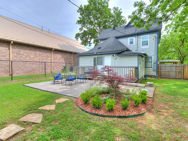 619 E Frank St — Photo 66