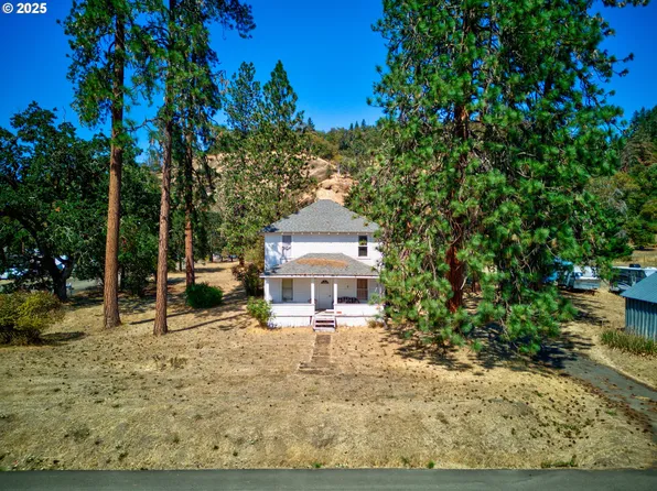 804 N Bank Rd, Roseburg, OR 97470