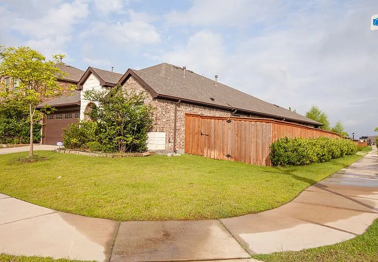 3811 Thomas Plains Dr — Photo 2
