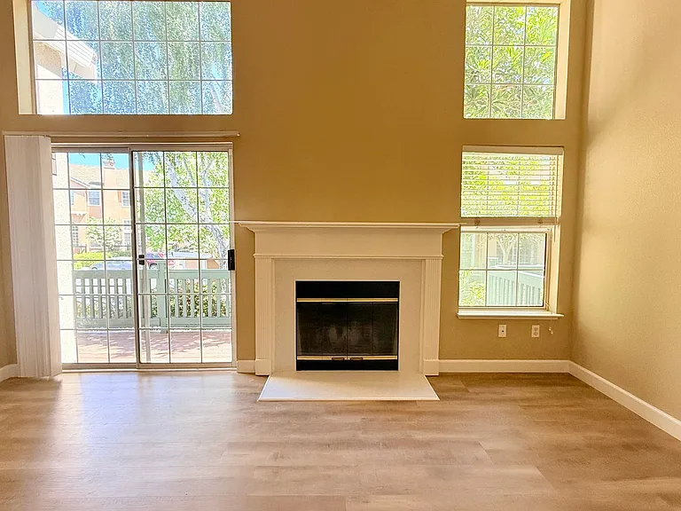 401 Skylark Ct — Photo 10