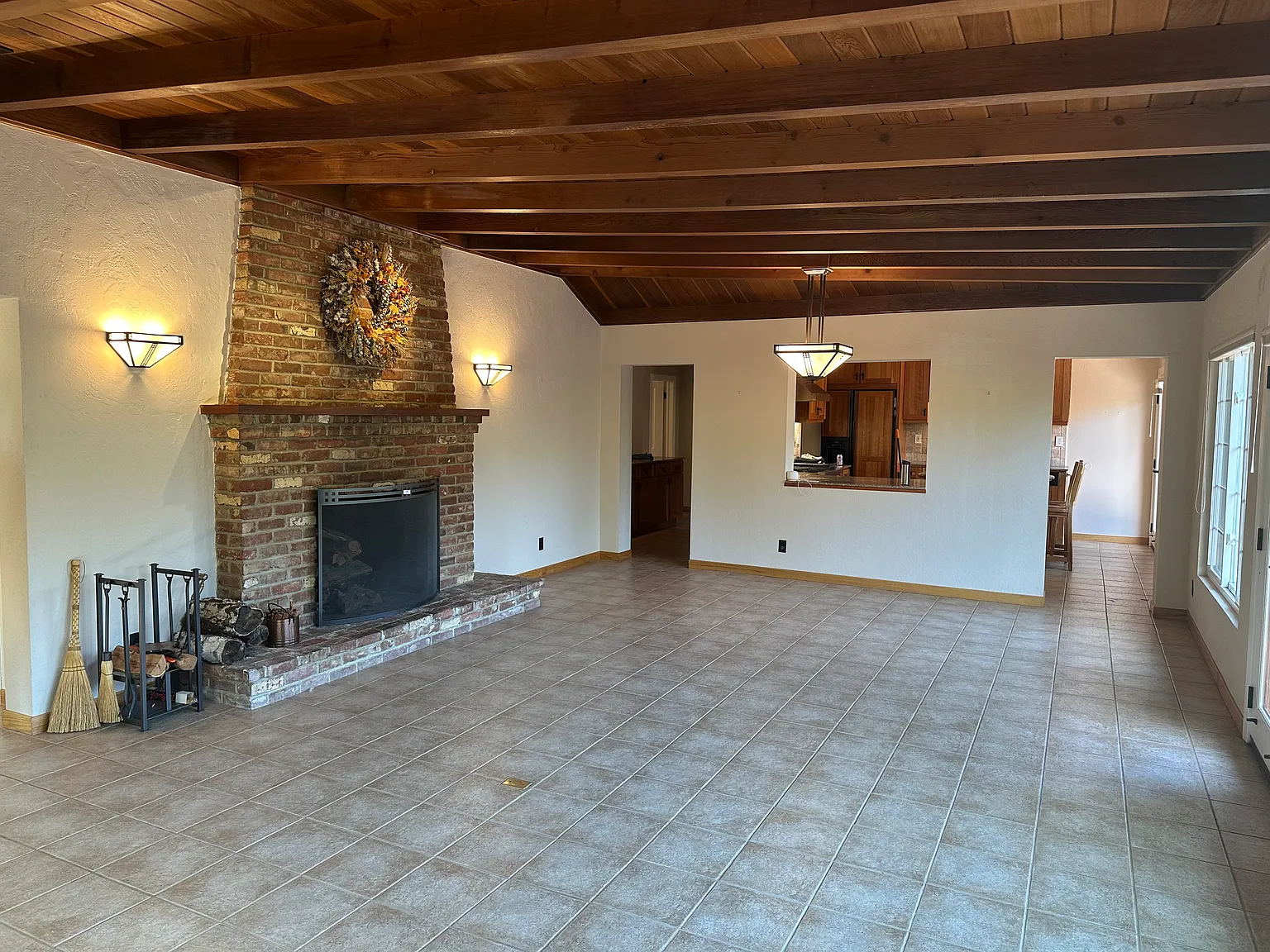 4 bed, 2324 sqft, $4,200 — Photo 3