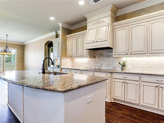 4th image of 606 Burke Dr