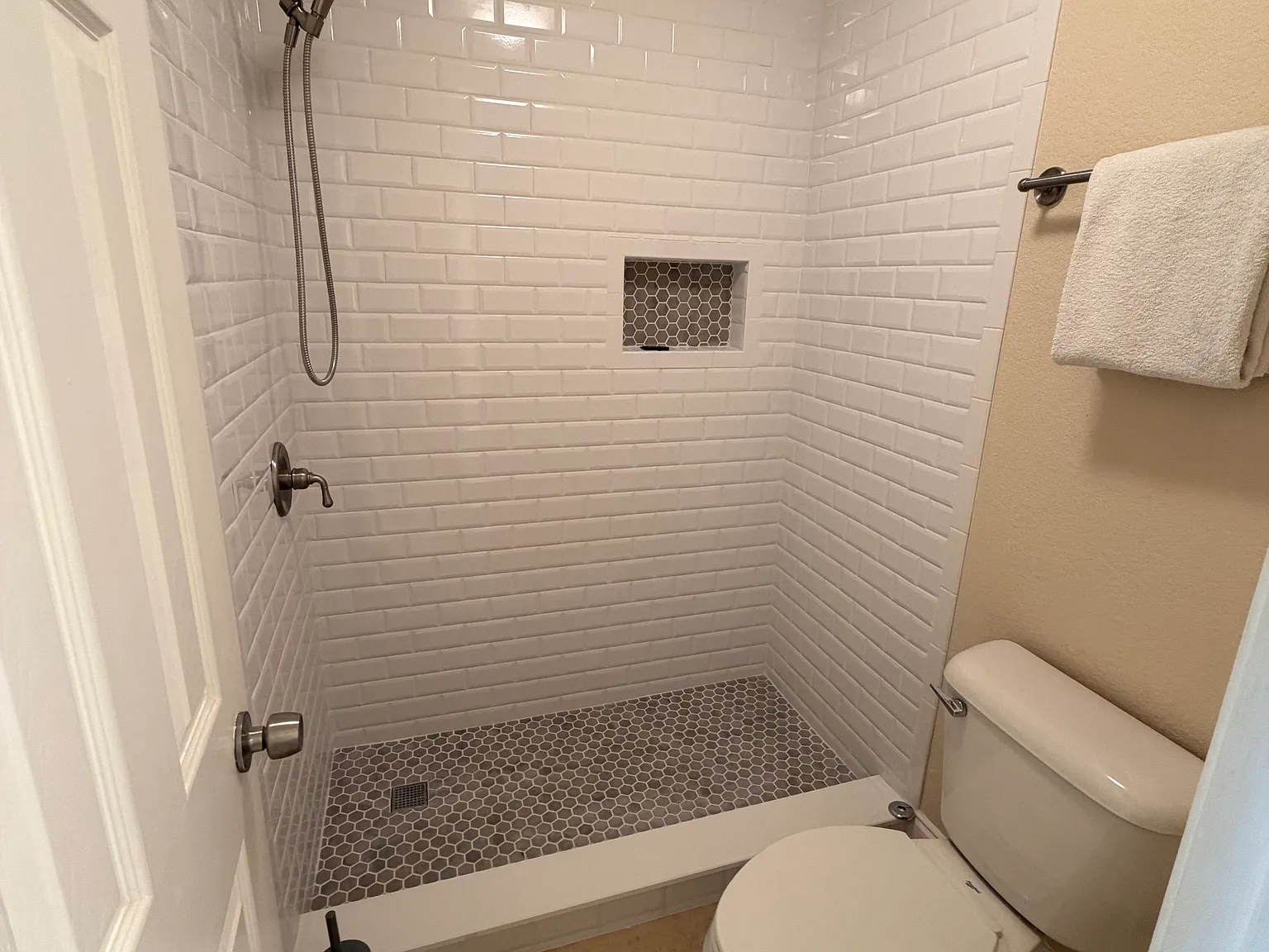 2 bed, 898 sqft, $1,800 — Photo 3