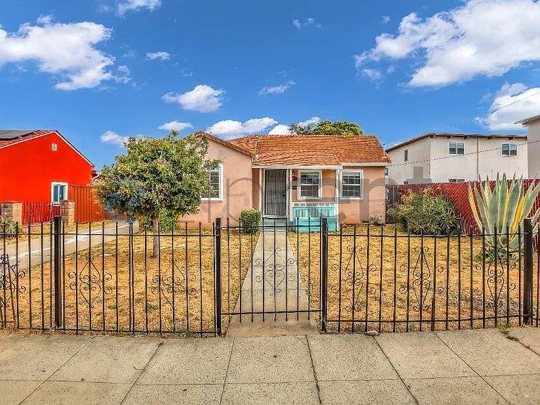 3817 Waller Ave — Photo 1