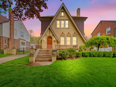 956 Washington Rd, Grosse Pointe, MI, 48230