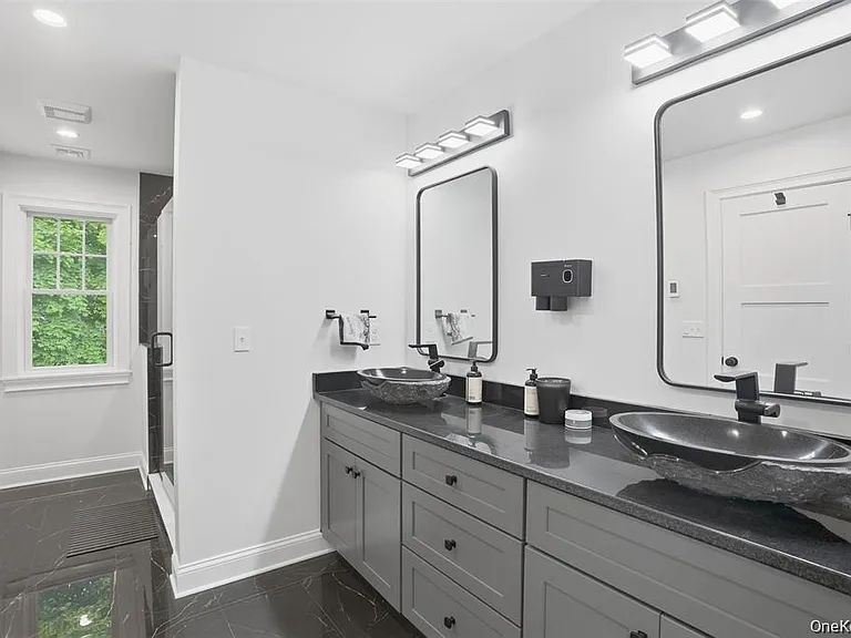 33 Howland Ave — Photo 19