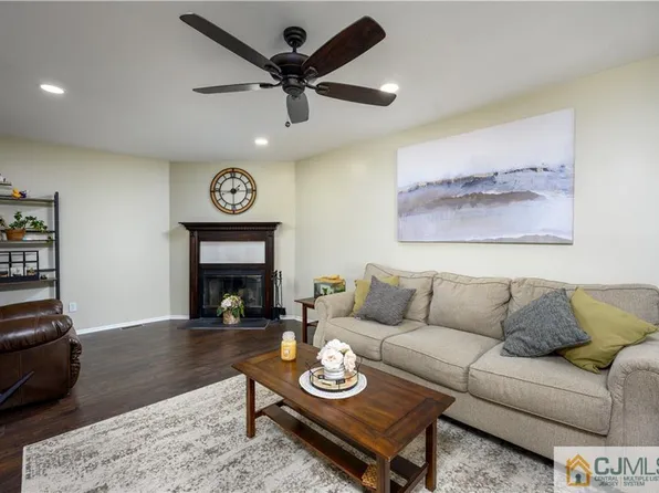 166 Keswick Dr, Piscataway, NJ 08854