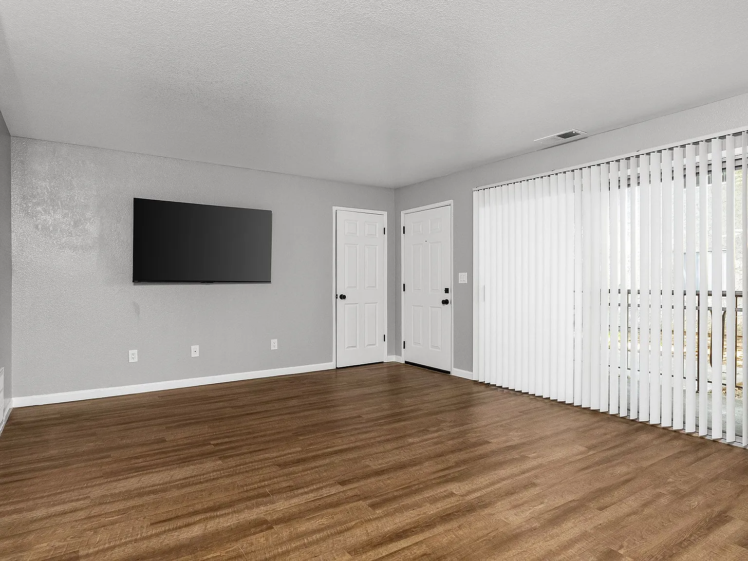 Redwood Cove Apartments — Photo 2