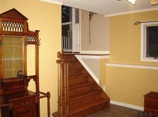 7 Wilshire Dr, Albany, NY 12205