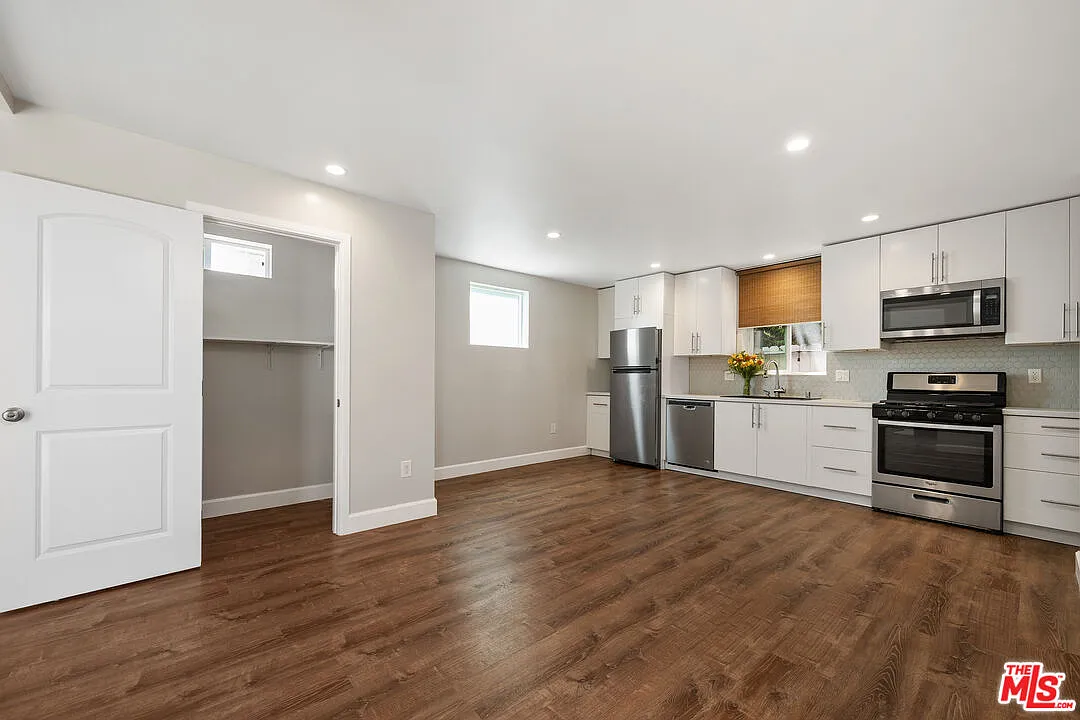 1 bed, 1.5 bath, 900 sqft, $4,000 — Photo 1