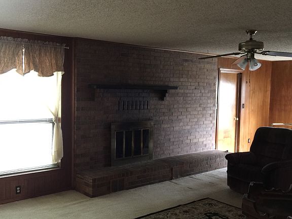 Family room w/fireplace