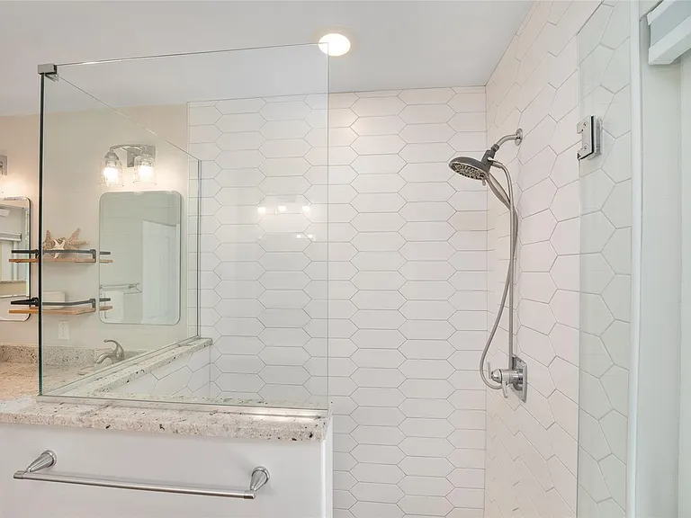 8140 NW 48th Ln — Photo 32