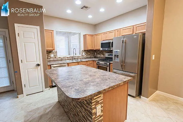 5 bed, 2.5 bath, 1835 sqft, $1,995 — Photo 3