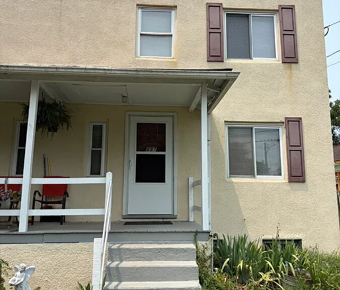 897 College Ave — Photo 1