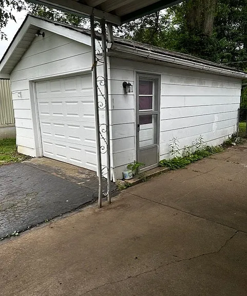 1811 Crestview Dr — Photo 2