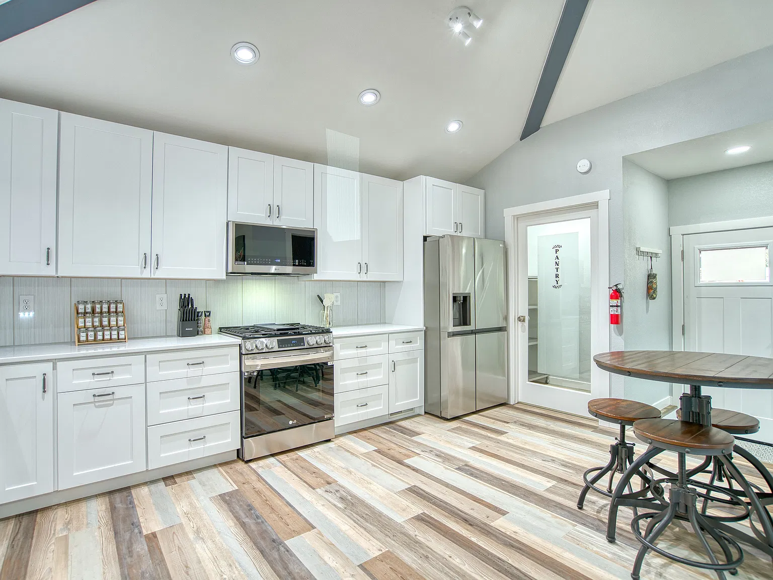 4 bed, 2260 sqft, $3,950 — Photo 3