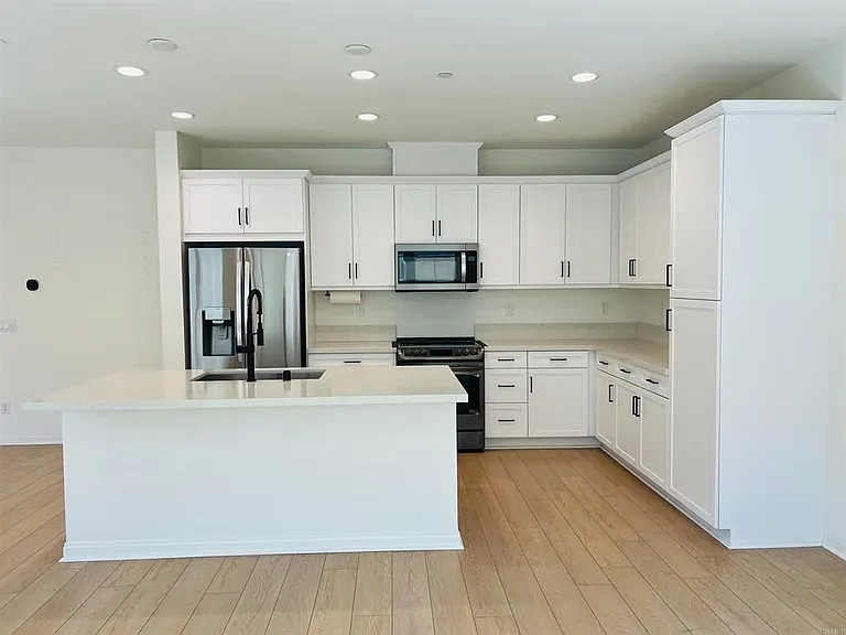 530 Longmeadow St — Photo 12
