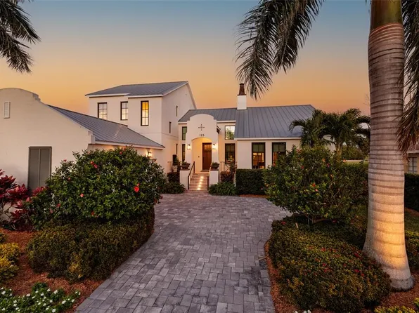 125 Almedo Way NE, Saint Petersburg, FL 33704