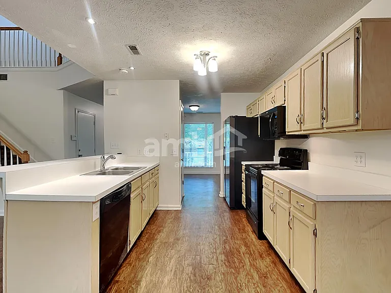 300 Ella St — Photo 3