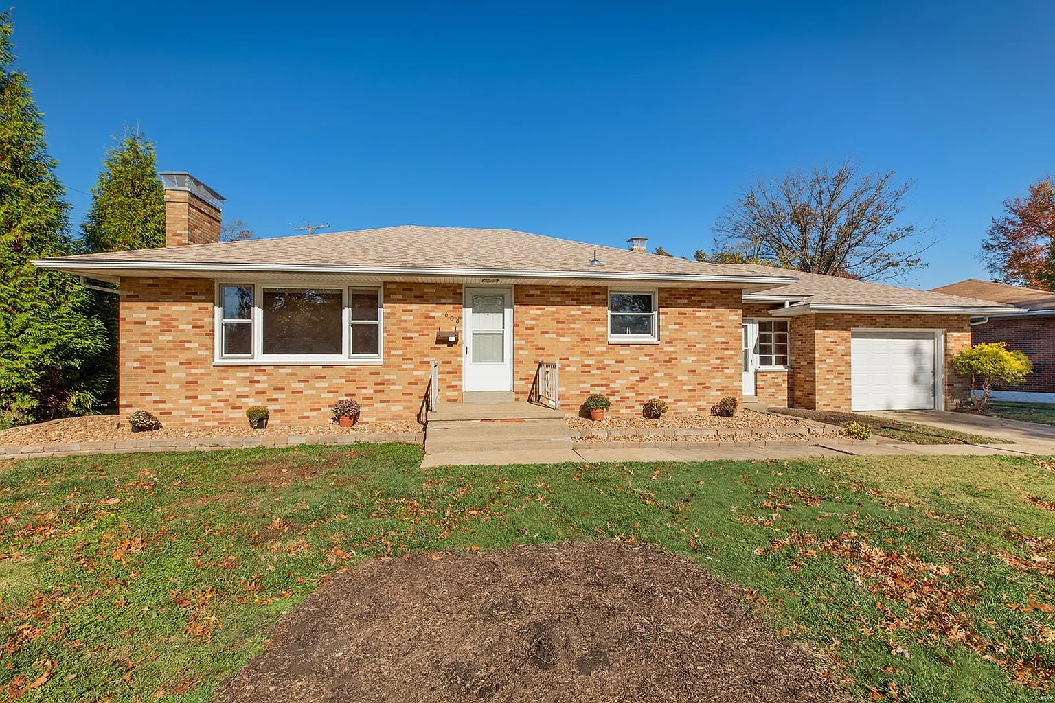 609 Montclaire Ave photo 1