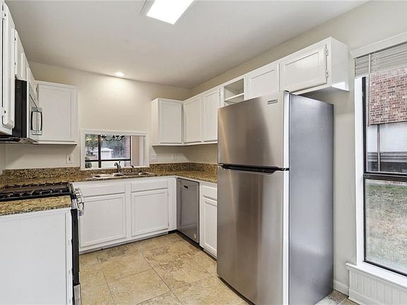 5th image of 216 Pineridge Ct Unit 216