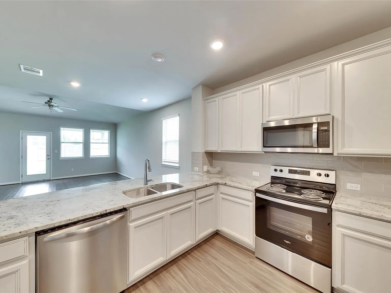 4 bed, 2.5 bath, 2574 sqft, $2,550 — Photo 4
