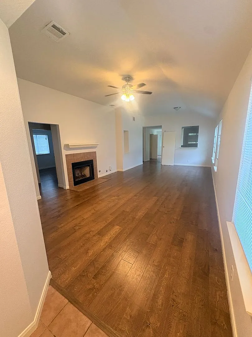 Pflugerville - 3 Bed Sfh — Photo 4