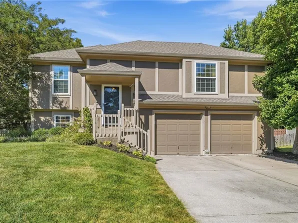 2558 NE Dale Hunter Ln, Lees Summit, MO 64086