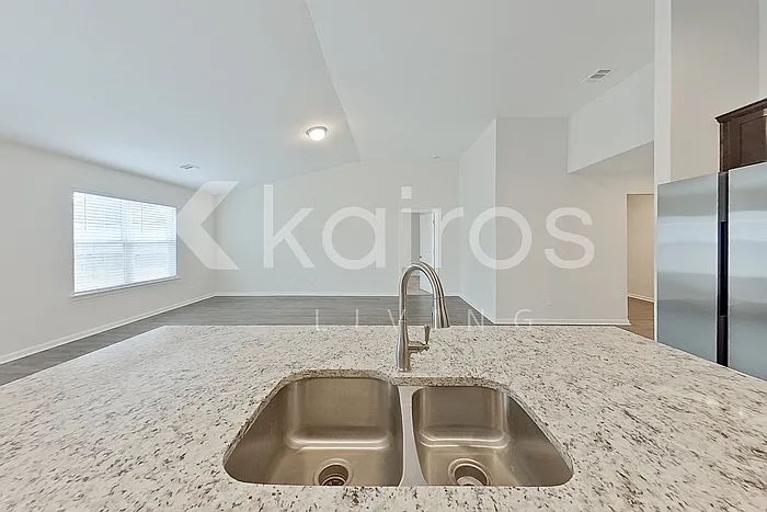 107 Lord Effingham Way — Photo 10