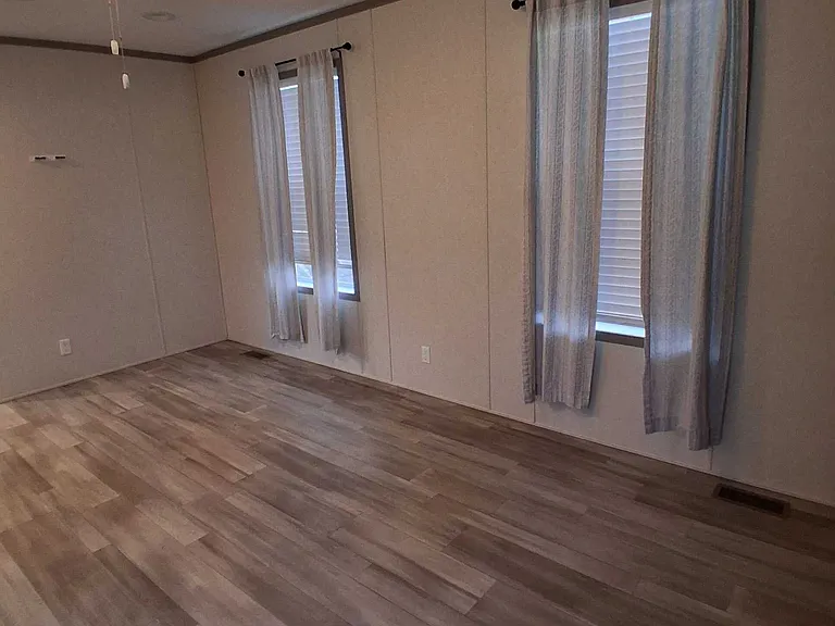 1713 Pella Ave — Photo 4