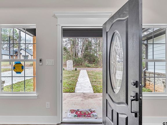 5th image of 300 Chelsea Ln