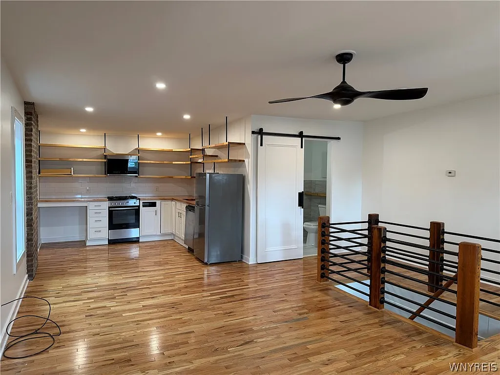 Studio, 1.0 bath, 692 sqft, $1,050 — Photo 3