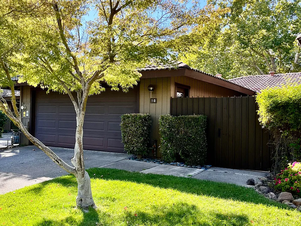 18 Fairway Pl