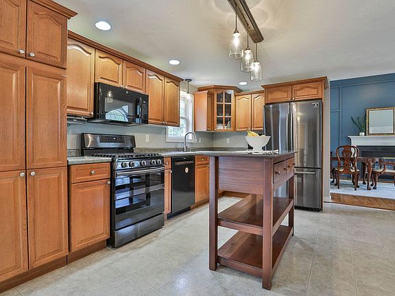 4th image of 713 Raymond Road
