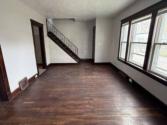 4th image of 10010 Almira Ave Unit 2