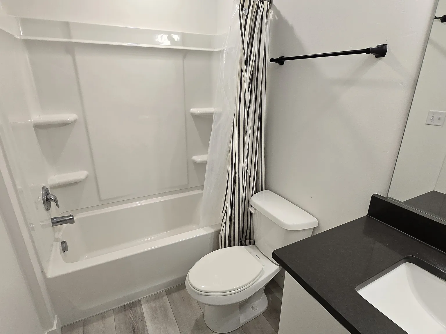 3 bed, 2.5 bath, 1600 sqft, $2,100 — Photo 4